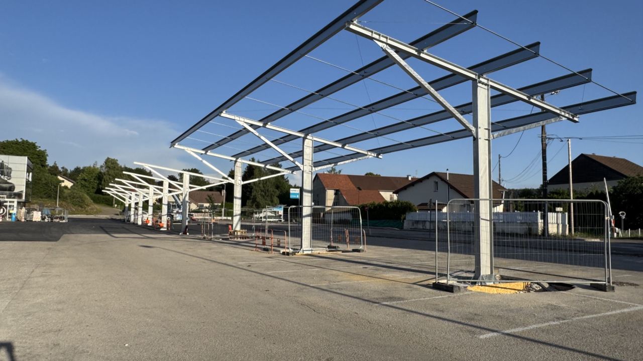 Fabrication et pose d’ombrières photovoltaïques dans le Jura (39)