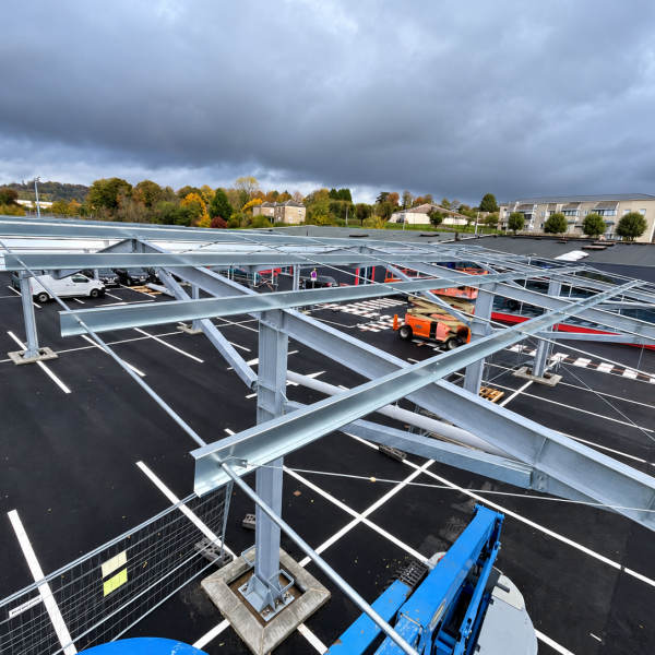 Réalisation d’ombrières photovoltaïques de 1 200 m² dans le Grand Est
