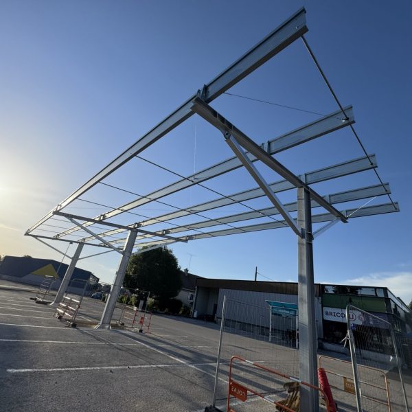 Fabrication et pose d’ombrières photovoltaïques dans le Jura (39)