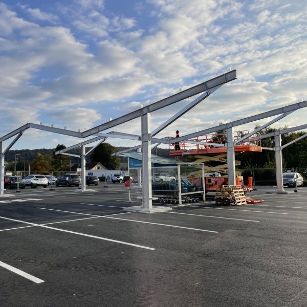 Réalisation d’ombrières photovoltaïques de 1 200 m² dans le Grand Est