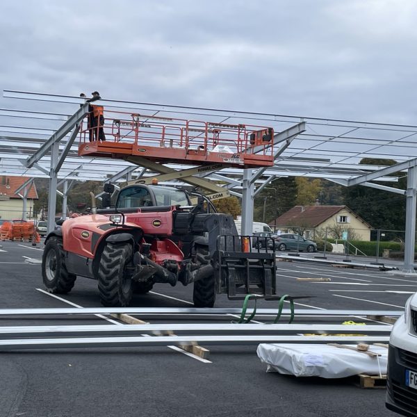 Réalisation d’ombrières photovoltaïques de 1 200 m² dans le Grand Est