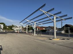 Fabrication et pose d’ombrières photovoltaïques dans le Jura (39)